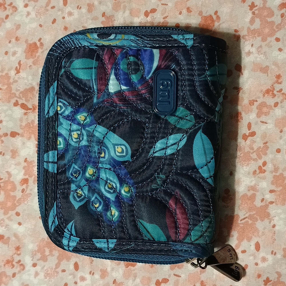 Lug splits wallet peacock style